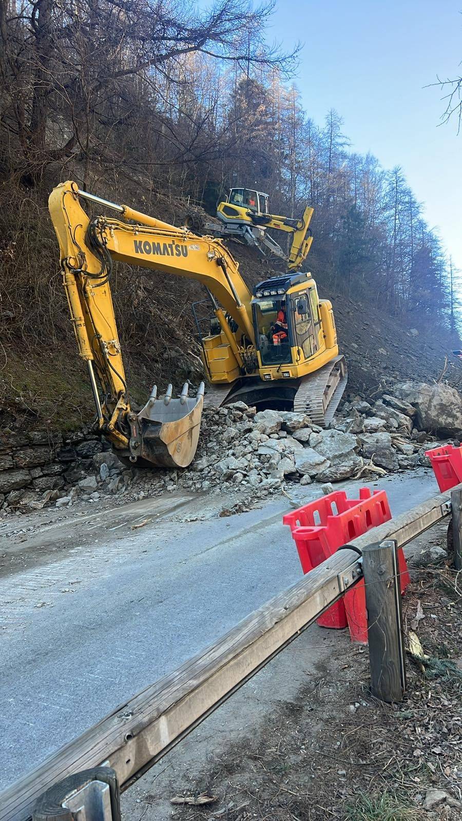 Travaux d’urgence de dégagement de la route suite à l’eboulement