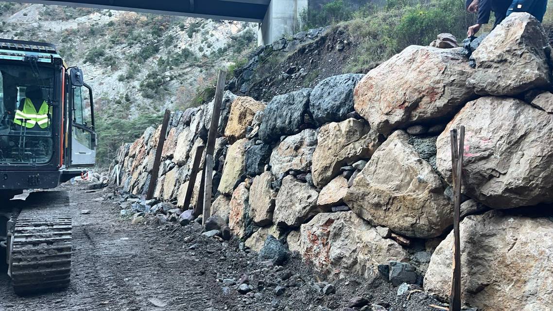 Réalisation d’un enrochement dans le vallon